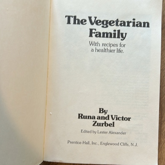 Vintage 70s The Vegetarian Family Cookbook by Runa & Victor Zurbel 1978 - Picture 5 of 14